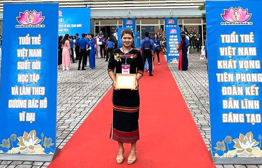 Rơ Lan H'Anh tại lễ tuyên dương Thanh niên tiên tiến làm theo lời Bác toàn quốc năm 2023. Ảnh: H.Đ.T Rơ Lan H'Anh tại lễ tuyên dương Thanh niên tiên tiến làm theo lời Bác toàn quốc năm 2023. Ảnh: H.Đ.T