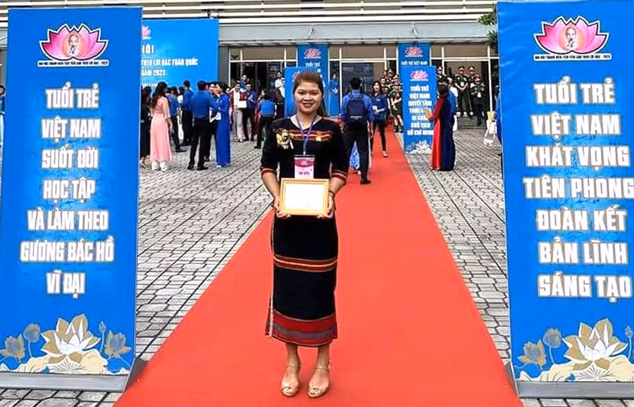 Rơ Lan H'Anh tại lễ tuyên dương Thanh niên tiên tiến làm theo lời Bác toàn quốc năm 2023. Ảnh: H.Đ.T