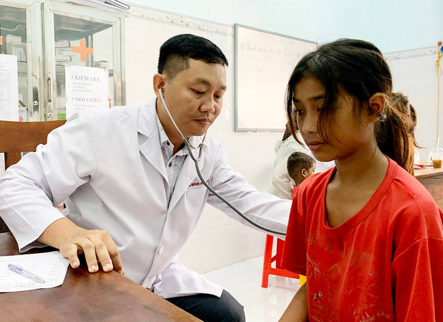 Bác sĩ của Câu lạc bộ “Vì sức khỏe cộng đồng” thăm khám cho người dân xã Đê Ar, huyện Mang Yang. Ảnh: Như Nguyện