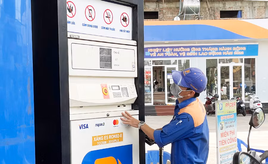 Chi 7,8 tỷ USD nhập khẩu xăng, dầu trong 11 tháng. Ảnh: G.B