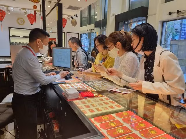 Cương quyết phải có hóa đơn điện tử trong các giao dịch mua, bán vàng. Ảnh: Đan Thanh/TNO