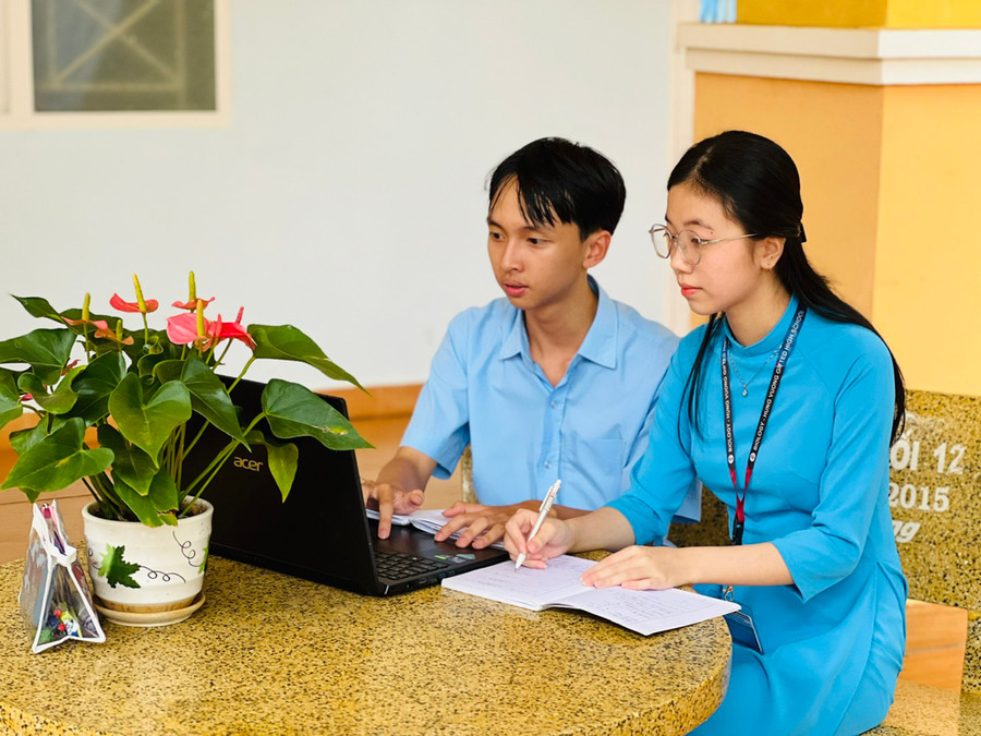 Nhóm tác giả Nguyễn Thảo Ngân (bìa phải) và Phan Văn Đạt đến từ Trường THPT chuyên Hùng Vương nghiên cứu ứng dụng hỗ trợ thực hành thí nghiệm môn Sinh học lớp 10. Ảnh: P.L Nhóm tác giả Nguyễn Thảo Ngân (bìa phải) và Phan Văn Đạt đến từ Trường THPT chuyên Hùng Vương nghiên cứu ứng dụng hỗ trợ thực hành thí nghiệm môn Sinh học lớp 10. Ảnh: P.L