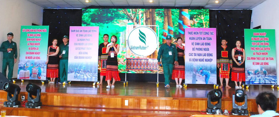 Quan tâm chế độ quyền lợi cho người lao động là trách nhiệm của đơn vị sử dụng lao động. Ảnh: Đinh Yến