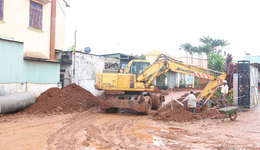 Thời tiết mưa nhiều đã ảnh hưởng đến tiến độ thi công công trình đường Anh Hùng Đôn, phường Thắng Lợi. Ảnh: Q.T