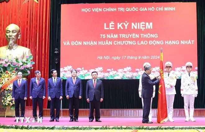 Tổng Bí thư, Chủ tịch nước Tô Lâm gắn Huân chương Lao động hạng Nhất lên lá cờ truyền thống của Học viện Chính trị Quốc gia Hồ Chí Minh. (Ảnh: Trí Dũng/TTXVN) Tổng Bí thư, Chủ tịch nước Tô Lâm gắn Huân chương Lao động hạng Nhất lên lá cờ truyền thống của Học viện Chính trị Quốc gia Hồ Chí Minh. (Ảnh: Trí Dũng/TTXVN)