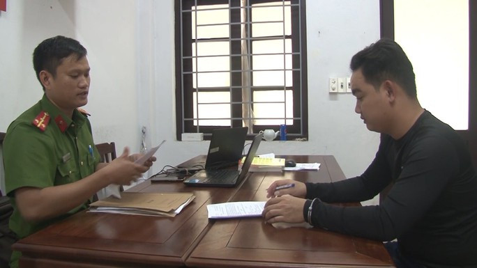 Nam thanh niên nghĩ ra chiêu bài chạy án để lừa đảo - Ảnh 1. Đào Duy Thạnh (bìa phải) bị bắt tạm giam