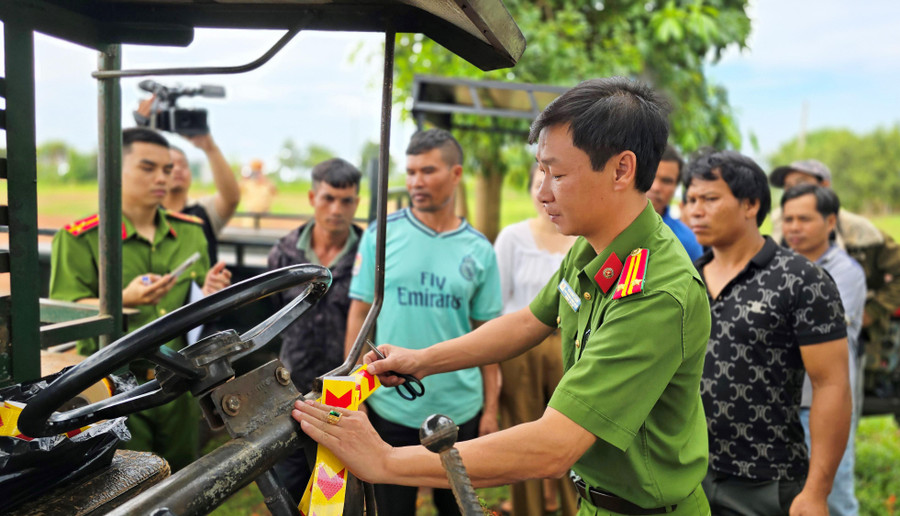 Tại lễ ra mắt Làng tự quản an ninh trật, lực lượng Công an TP. Pleiku đã gắn đề can phản quang phía trước và sau xe công nông của người dân làng Thung Dôr. Ảnh: Phương Dung Tại lễ ra mắt Làng tự quản an ninh trật, lực lượng Công an TP. Pleiku đã gắn đề can phản quang phía trước và sau xe công nông của người dân làng Thung Dôr. Ảnh: Phương Dung