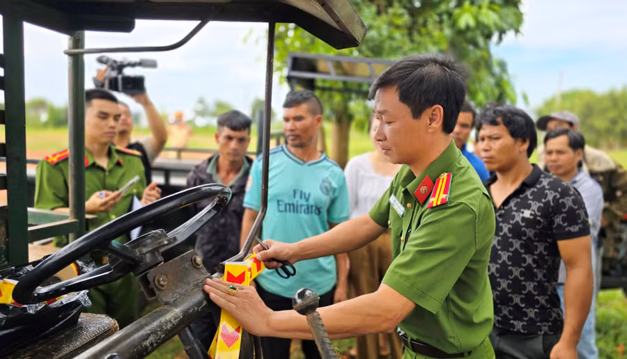 Tại lễ ra mắt Làng tự quản an ninh trật, lực lượng Công an TP. Pleiku đã gắn đề can phản quang phía trước và sau xe công nông của người dân làng Thung Dôr. Ảnh: Phương Dung