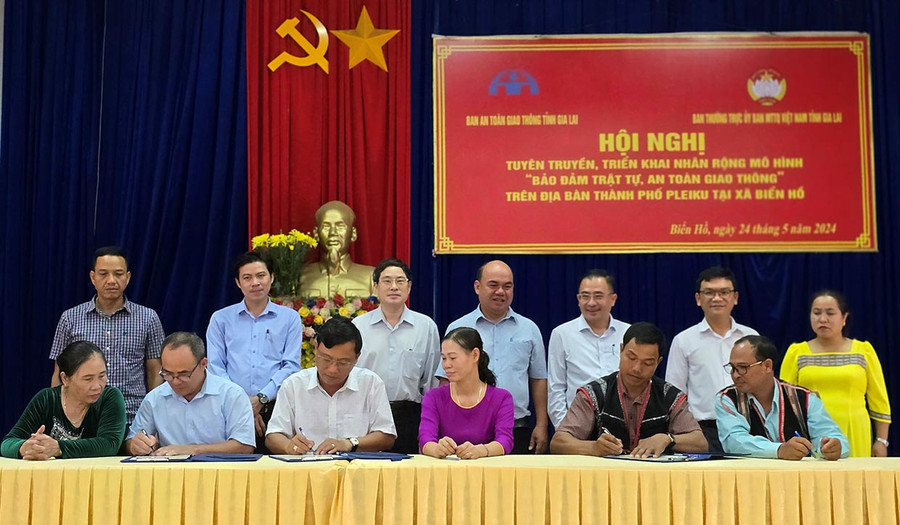 Đại diện các khu dân cư, hộ gia đình ở xã Biển Hồ (TP. Pleiku) ký cam kết đảm bảo trật tự, an toàn giao thông. Ảnh: P.D Đại diện các khu dân cư, hộ gia đình ở xã Biển Hồ (TP. Pleiku) ký cam kết đảm bảo trật tự, an toàn giao thông. Ảnh: P.D