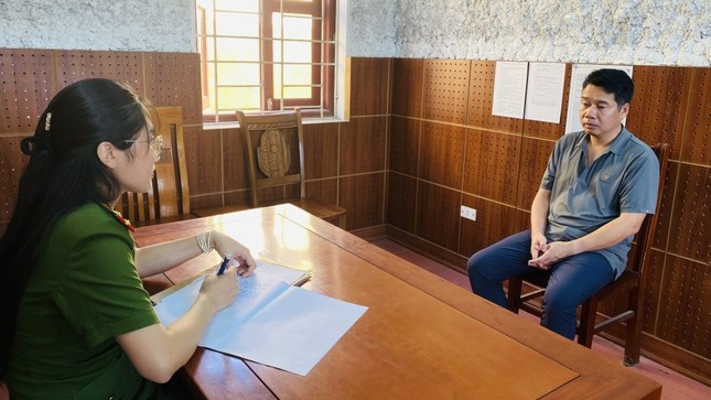 Đối tượng Phạm Việt Cường (bìa phải) tại cơ quan công an. Ảnh: A.K Đối tượng Phạm Việt Cường (bìa phải) tại cơ quan công an. Ảnh: A.K