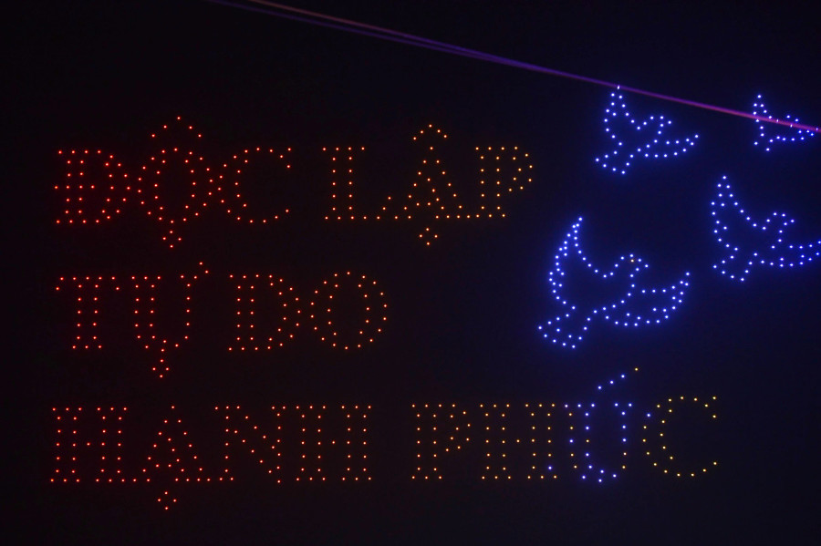 Tiêu ngữ &quot;độc lập - tự do - hạnh phúc&quot; và biểu tượng cánh chim hòa bình. Ảnh: ĐÌNH HUY