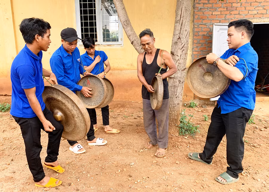 Già làng Blưk truyền dạy cồng chiêng cho đoàn viên, thanh niên xã Lơ Pang. Ảnh: H.P