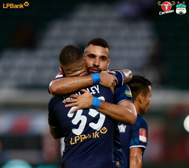 HAGL đã có chiến thắng đầu tiên ở V-League khi thắng thuyết phục đội Hà Nội 2-0. HAGL đã có chiến thắng đầu tiên ở V-League khi thắng thuyết phục đội Hà Nội 2-0.