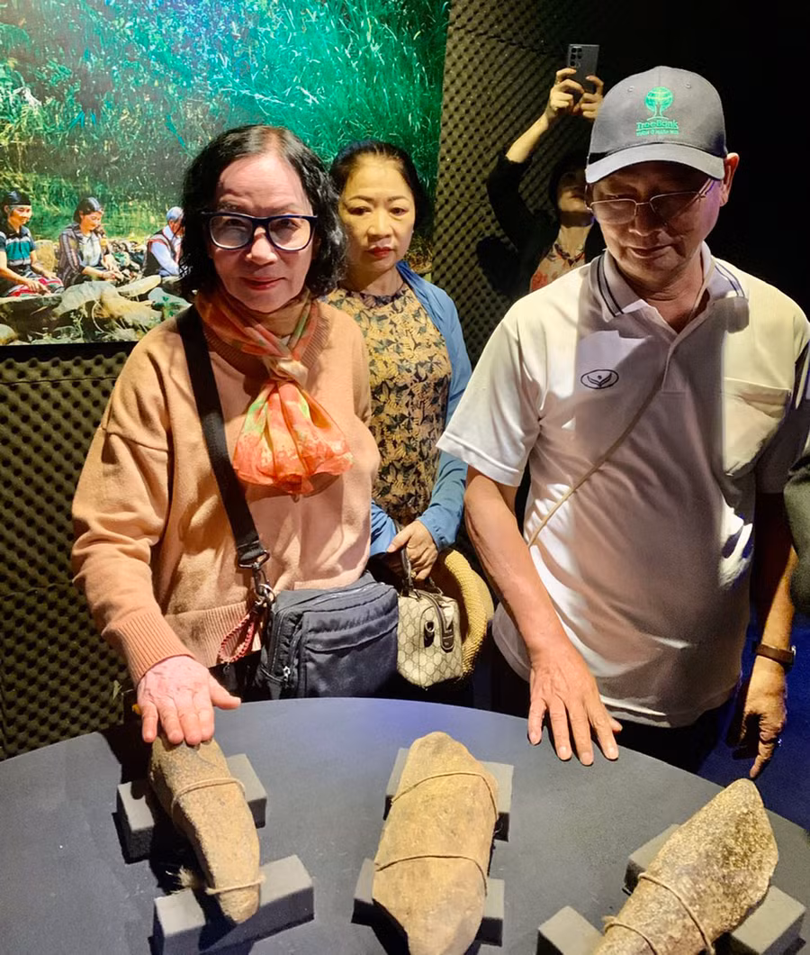 Du khách trải nghiệm âm thanh trên đàn đá. Ảnh: B.Q.V