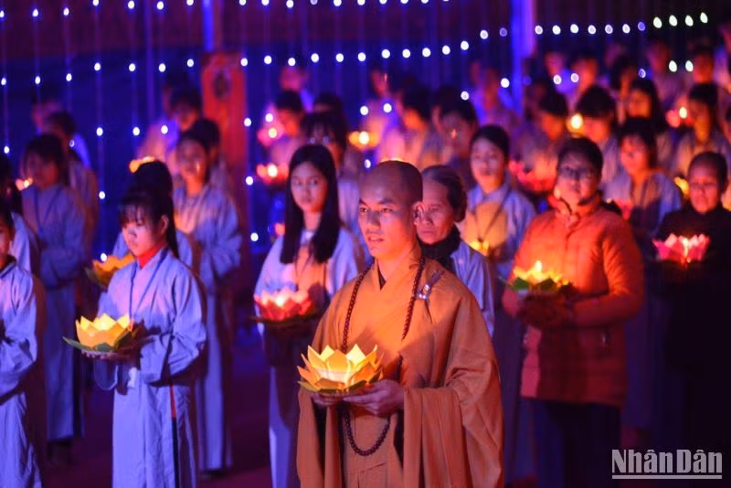 Đêm hội hoa đăng tại Lễ hội chùa Keo.