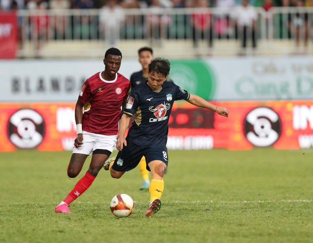 HAGL (áo xanh) có cơ hội vào tốp 8 nếu thắng CLB Bình Định ở lượt trận cuối giai đoạn 1. Ảnh: MINH TRẦN HAGL (áo xanh) có cơ hội vào tốp 8 nếu thắng CLB Bình Định ở lượt trận cuối giai đoạn 1. Ảnh: MINH TRẦN