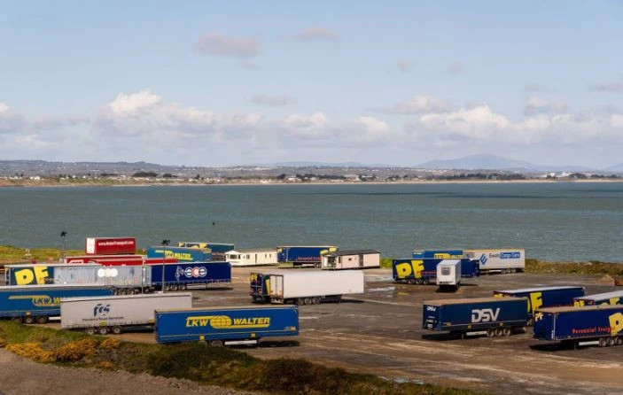 Những người di cư được phát hiện trong một chiếc xe container đông lạnh ở cảng Rosslare. (Ảnh: Bloomberg) Những người di cư được phát hiện trong một chiếc xe container đông lạnh ở cảng Rosslare. (Ảnh: Bloomberg)