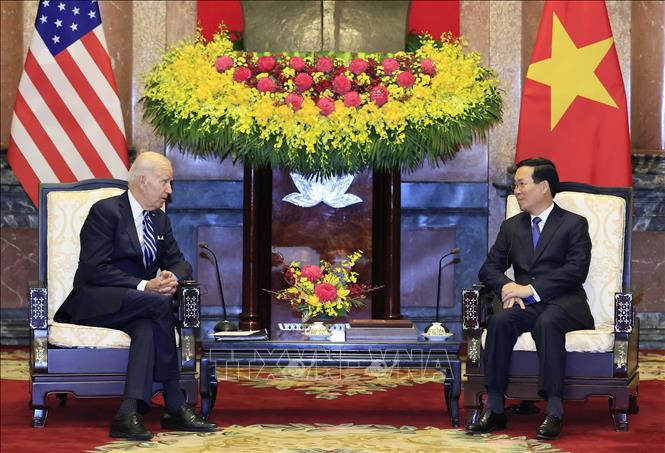 Chủ tịch Quốc hội Vương Đình Huệ và Tổng thống Hoa Kỳ Joe Biden chứng kiến lễ trao kỷ vật, nhật ký chiến tranh. Chủ tịch Quốc hội Vương Đình Huệ và Tổng thống Hoa Kỳ Joe Biden chứng kiến lễ trao kỷ vật, nhật ký chiến tranh.