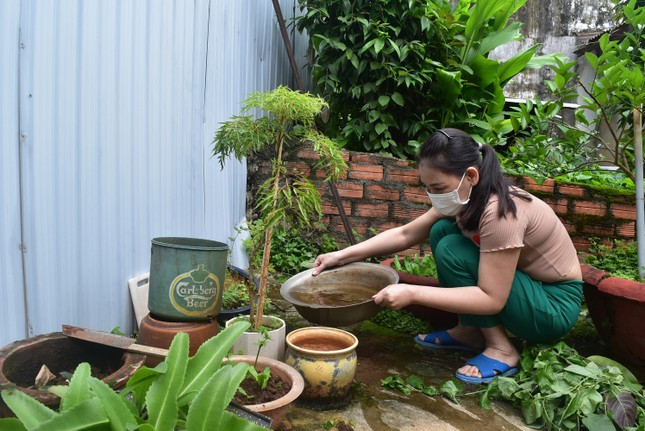 Người dân kiểm tra, phát hiện, loại bỏ các ô loăng quăng.