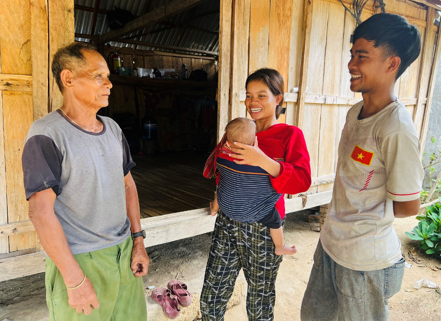 Anh Hồ Ba Bê (bìa phải) đã thay đổi nếp nghĩ, cách làm, từng bước vươn lên ổn định cuộc sống. Ảnh: Huy Phan