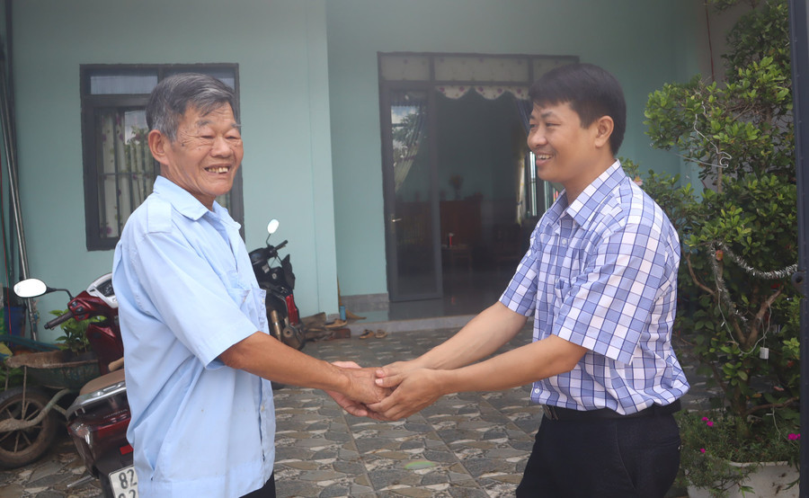 Ông Nguyễn Đức Nhuận (trái) chia sẻ về niềm vui trong ngày chiến thắng 30/4/1975. Ảnh: C.C