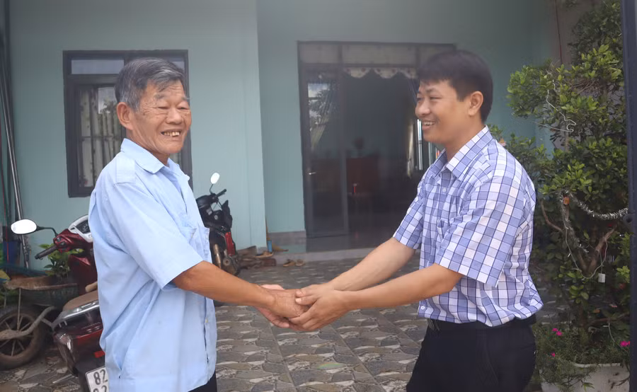 Ông Nguyễn Đức Nhuận (trái) chia sẻ về niềm vui trong ngày chiến thắng 30/4/1975. Ảnh: C.C