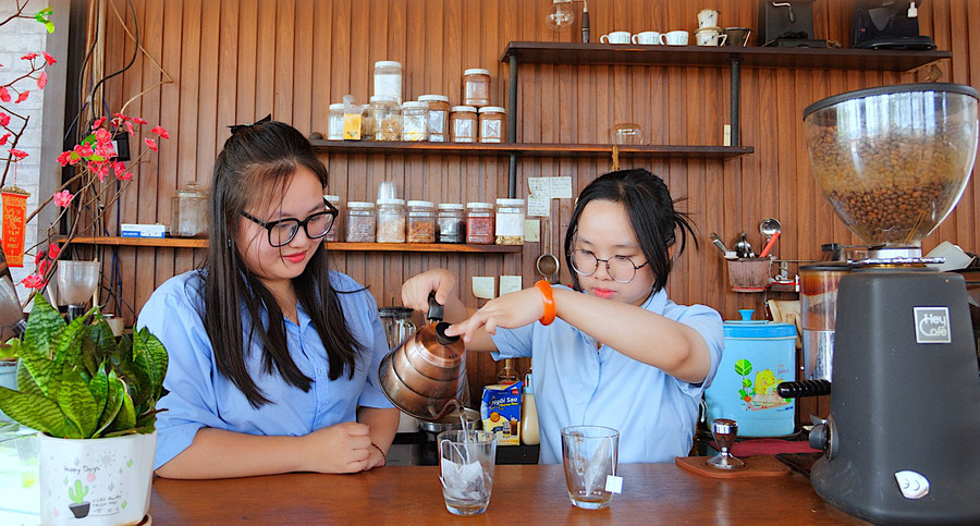 Em Đặng Lê Gia Hân (bìa trái) cùng Nguyễn Thị Thanh Nga thử nghiệm pha chế 2 loại trà túi lọc từ vỏ và lá cà phê. Ảnh: Mộc Trà Em Đặng Lê Gia Hân (bìa trái) cùng Nguyễn Thị Thanh Nga thử nghiệm pha chế 2 loại trà túi lọc từ vỏ và lá cà phê. Ảnh: Mộc Trà