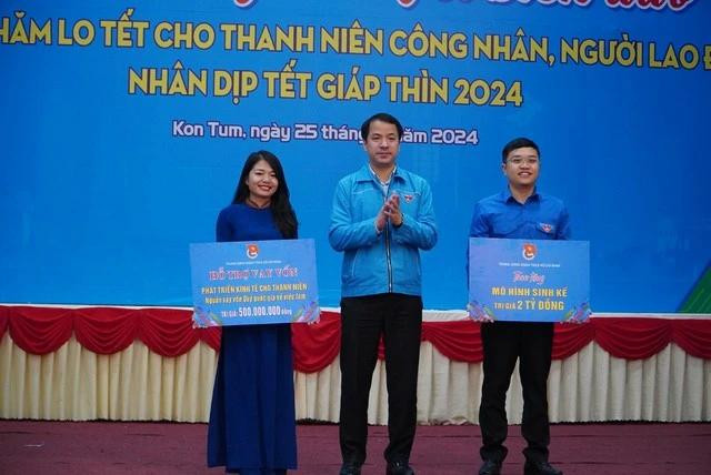 Anh Ngô Văn Cương trao tặng mô hình sinh kế và nguồn vốn phát triển kinh tế cho đại diện Tỉnh đoàn Kon Tum. Ảnh: ĐỨC NHẬT Anh Ngô Văn Cương trao tặng mô hình sinh kế và nguồn vốn phát triển kinh tế cho đại diện Tỉnh đoàn Kon Tum. Ảnh: ĐỨC NHẬT