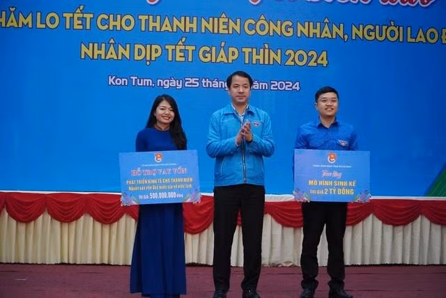 Anh Ngô Văn Cương trao tặng mô hình sinh kế và nguồn vốn phát triển kinh tế cho đại diện Tỉnh đoàn Kon Tum. Ảnh: ĐỨC NHẬT