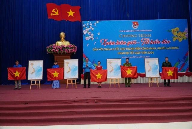 T.Ư Đoàn tặng 300 lá cờ Tổ quốc và 20 bản đồ Việt Nam cho tuổi trẻ Ia H'Drai. Ảnh: ĐỨC NHẬT T.Ư Đoàn tặng 300 lá cờ Tổ quốc và 20 bản đồ Việt Nam cho tuổi trẻ Ia H'Drai. Ảnh: ĐỨC NHẬT