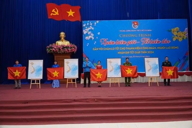 T.Ư Đoàn tặng 300 lá cờ Tổ quốc và 20 bản đồ Việt Nam cho tuổi trẻ Ia H'Drai. Ảnh: ĐỨC NHẬT