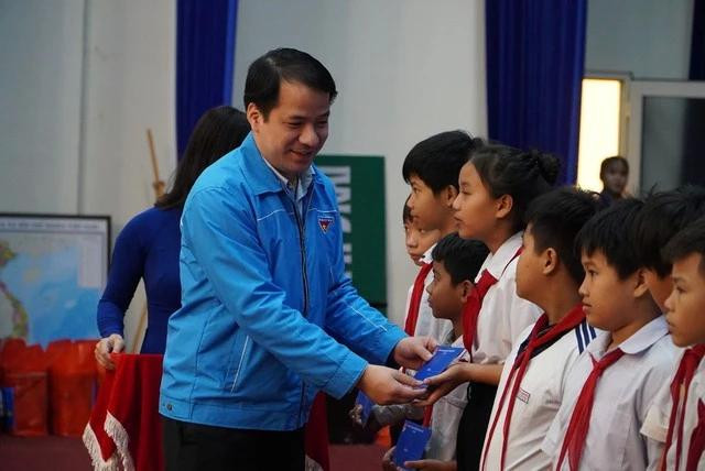 Anh Ngô Văn Cương tặng học bổng cho các học sinh. Ảnh: ĐỨC NHẬT Anh Ngô Văn Cương tặng học bổng cho các học sinh. Ảnh: ĐỨC NHẬT