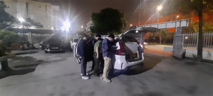 Bắt giữ đối tượng sử dụng trạm BTS giả trong đêm. (Ảnh: Cục Tần số Vô tuyến điện) Bắt giữ đối tượng sử dụng trạm BTS giả trong đêm. (Ảnh: Cục Tần số Vô tuyến điện)