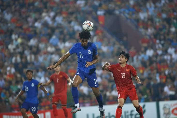 Hữu Nam (19) vô tình phản lưới sau tình huống phạt góc của đối thủ