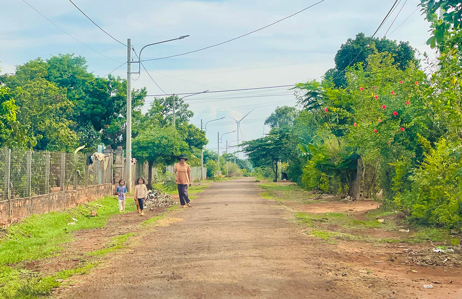 Những con đường trong làng A được nâng cấp và kiên cố hóa. Ảnh: Mai Ka Những con đường trong làng A được nâng cấp và kiên cố hóa. Ảnh: Mai Ka