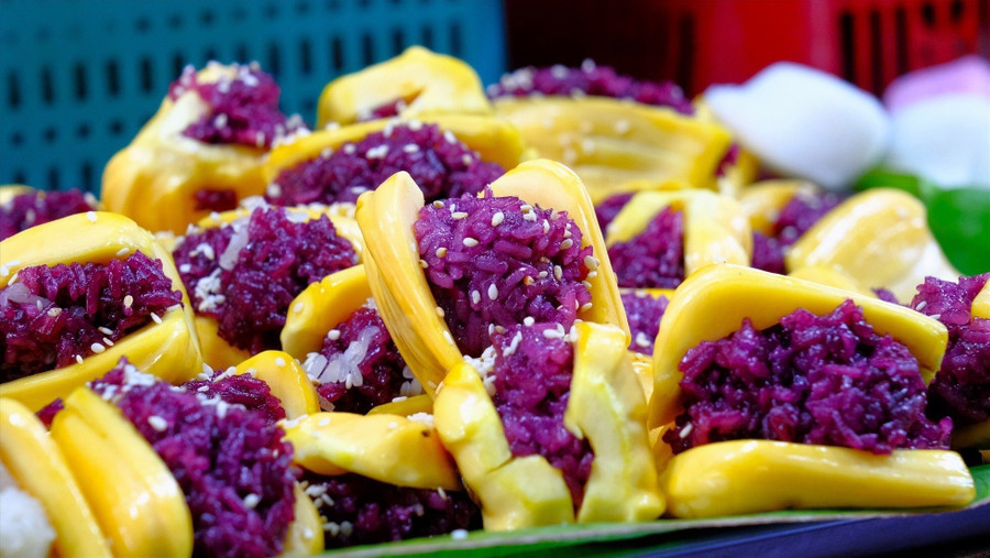 Xôi mít ở miền Tây rắc thêm chút mè rang để làm tăng hương vị cho món ăn. Ảnh: Bích Ngọc