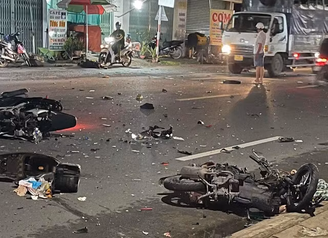 Vụ tai nạn giữa 3 xe máy tại Tiền Giang khiến 2 người tử vong. Ảnh: LÊ LANG