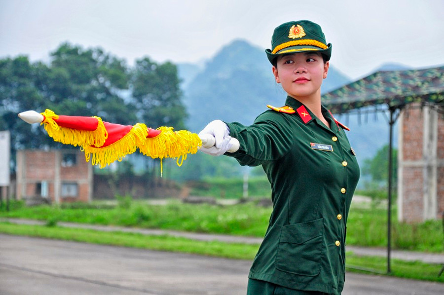 Dù có vất vả nhưng quân dung của nữ quân nhân luôn tươi tỉnh, đầy tự hào. Ảnh: HỮU TÂN
