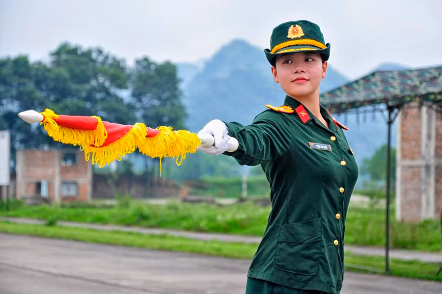 Dù có vất vả nhưng quân dung của nữ quân nhân luôn tươi tỉnh, đầy tự hào. Ảnh: HỮU TÂN