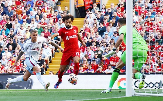Mohamed Salah vẫn tập trung bất chấp tin đồn Al Ittihad sẵn sàng chi 200 triệu bảng cho anh. Mohamed Salah vẫn tập trung bất chấp tin đồn Al Ittihad sẵn sàng chi 200 triệu bảng cho anh.