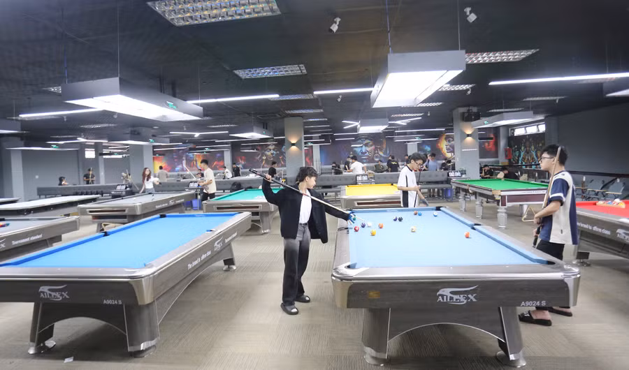 Phong trào chơi billiards pool tại TP. Pleiku thu hút đông đảo người chơi. Ảnh: Văn Ngọc