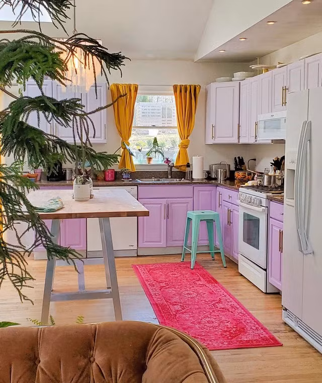 Sự pha trộn giữa các gam màu pastel tương phản như: Vàng mù tạt, tím lilac, hồng baby sẽ đem tới cái nhìn tuyệt đẹp và “ảo diệu” vô cùng. Cả không gian của gia đình bạn sẽ trở nên vui nhộn và đáng yêu hơn nhiều khi áp dụng phong cách này.