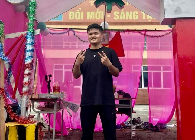 Hoàng Minh Hiếu-sinh viên trường Đại học Công nghiệp Hà Nội. Hoàng Minh Hiếu-sinh viên trường Đại học Công nghiệp Hà Nội.