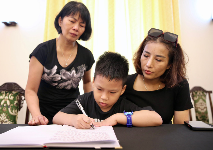 Không ít phụ huynh đưa con, cháu của mình vào viếng và ghi sổ tang tưởng nhớ Tổng Bí thư