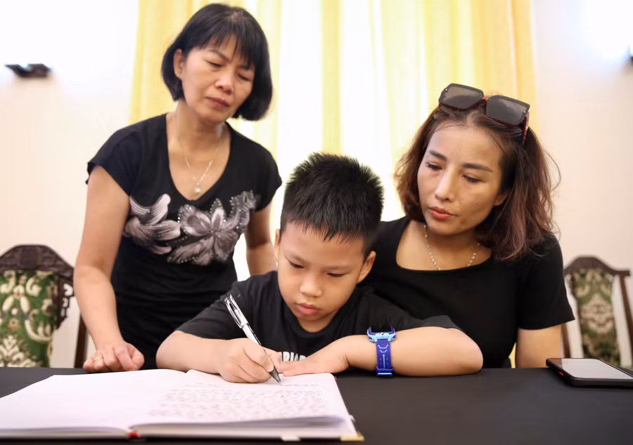 Không ít phụ huynh đưa con, cháu của mình vào viếng và ghi sổ tang tưởng nhớ Tổng Bí thư