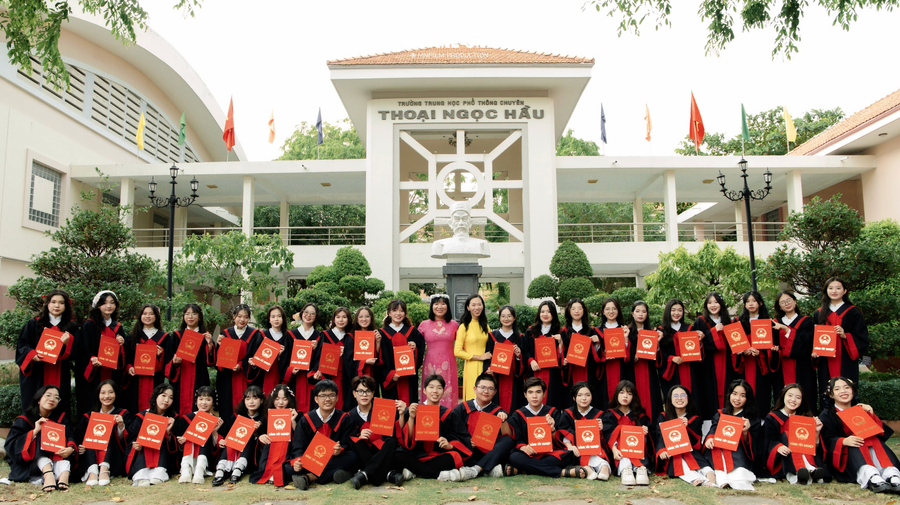 Tập thể lớp 12 chuyên Văn. Ảnh NVCC