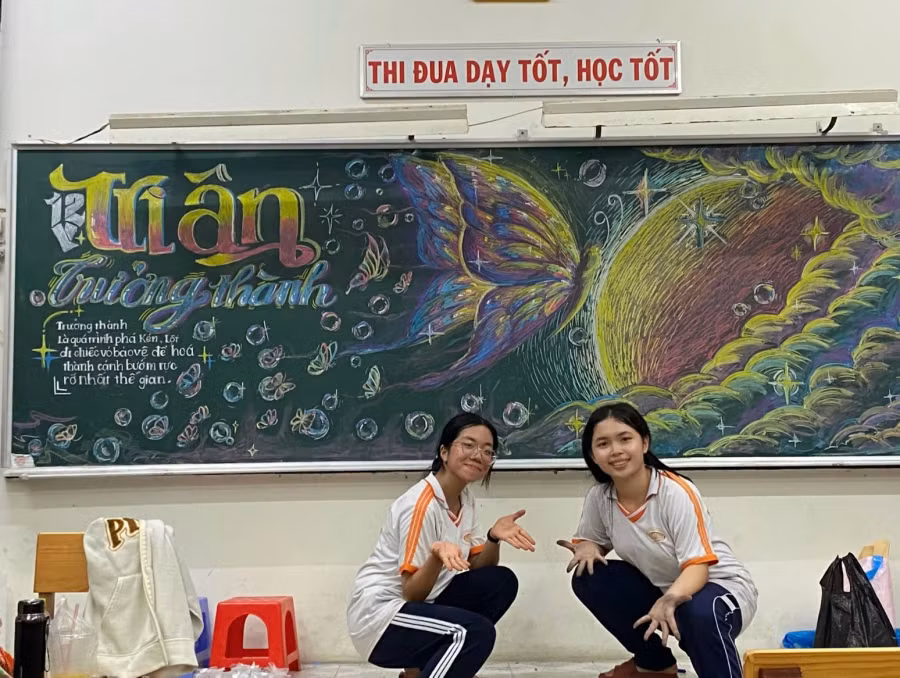 Các em mất 5 tiếng để hoàn thiện bức vẽ trên bảng