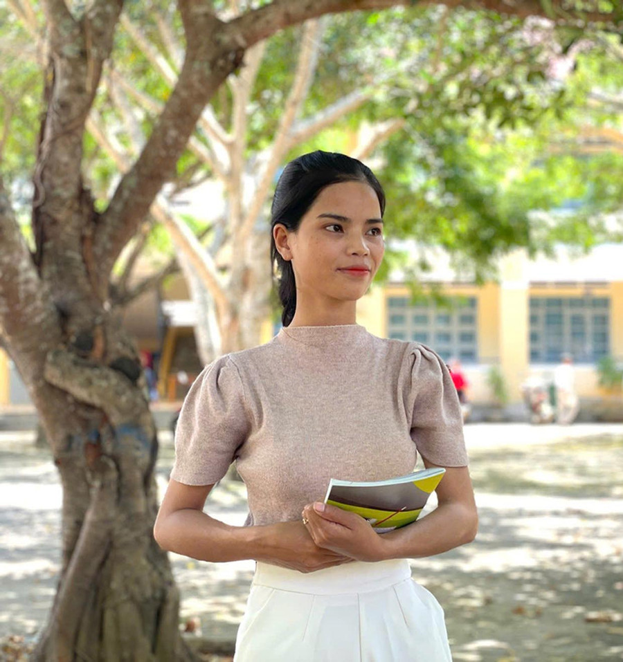 Cô Y Nết luôn mong mỏi mở ra cho học trò một chân trời rộng mở phía bên kia núi Kon Hleng. Ảnh: P.D Cô Y Nết luôn mong mỏi mở ra cho học trò một chân trời rộng mở phía bên kia núi Kon Hleng. Ảnh: P.D