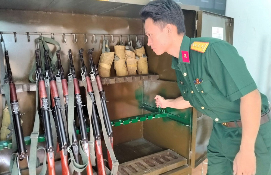 Thượng úy Ngô Hữu Quang là cán bộ năng động, sáng tạo, có nhiều sáng kiến giúp đơn vị hoàn thành tốt nhiệm vụ được giao. Ảnh: V.H Thượng úy Ngô Hữu Quang là cán bộ năng động, sáng tạo, có nhiều sáng kiến giúp đơn vị hoàn thành tốt nhiệm vụ được giao. Ảnh: V.H