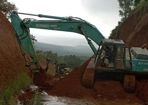 UBND xã Quảng Thành đã bố trí máy móc san gạt đất đá tại điểm sạt lở đường E Chu Cấp